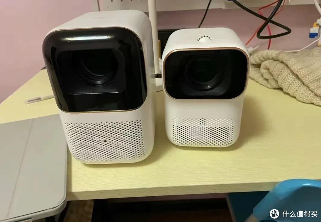 499元的小明Q1 Pro投影仪，亮度大幅升级，支持自动对焦